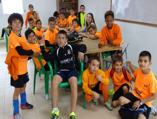 niños posando en clase