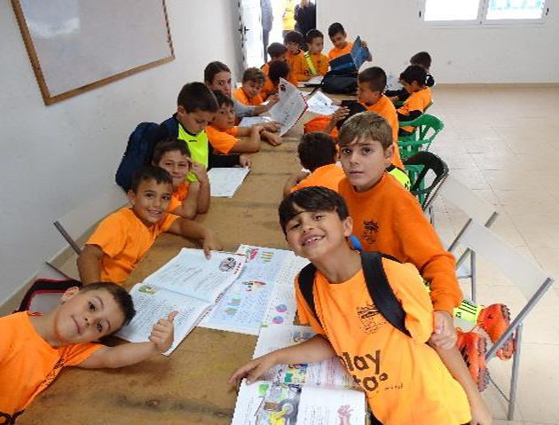 niños en clase de inglés