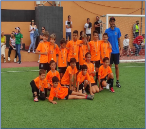 foto niños equipaje naranja
