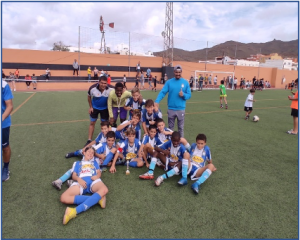 niños campo sentados